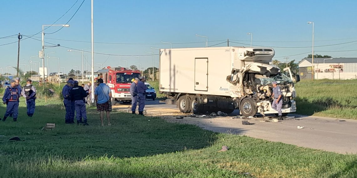 Un camión chocó un acoplado y el acompañante del chofer falleció