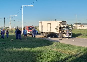 Un camión chocó un acoplado y el acompañante del chofer falleció