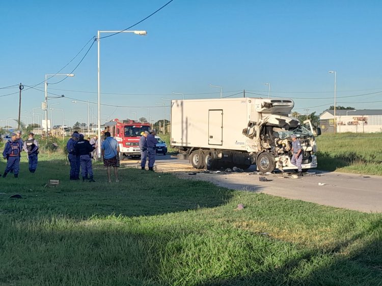 Un camión chocó un acoplado y el acompañante del chofer falleció