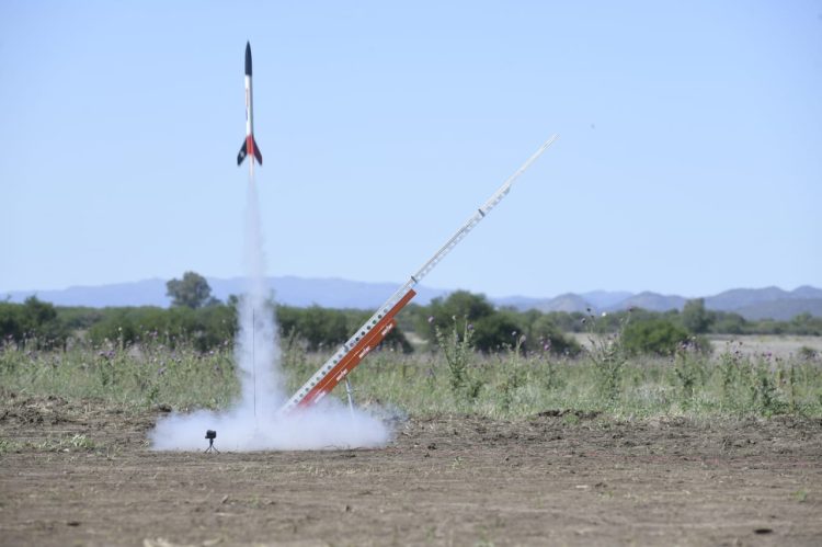 Un grupo de estudiantes formoseños, destacado como «el mejor equipo» en la validación de un picosatélite