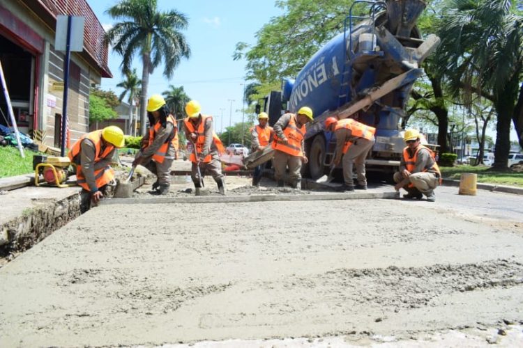 Fuerte avance en trabajos para reparar arterias pavimentadas en distintos barrios