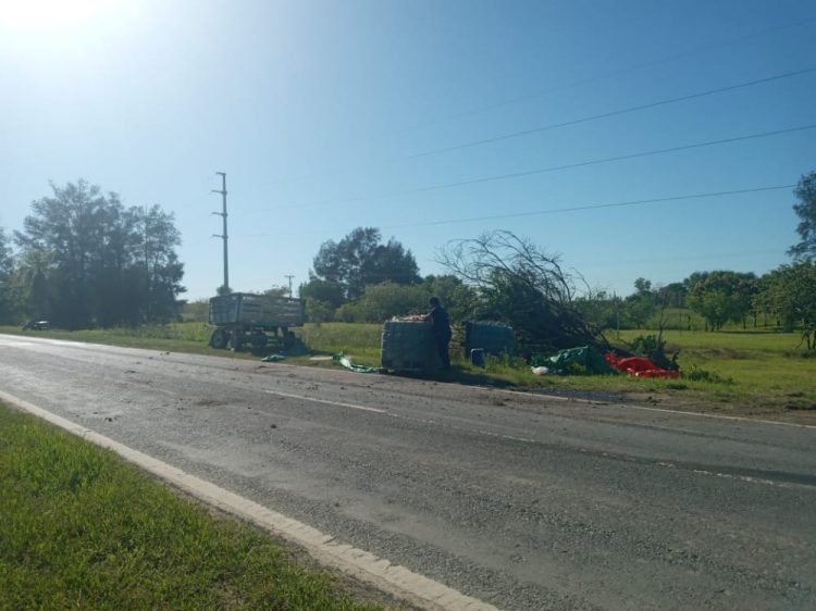 Llevaba más de tres mil litros de nafta y se accidentó: al llegar la Policía huyó del lugar