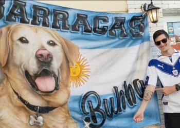 La historia del hincha que llevó la bandera argentina con su perro «Bubba» al Mundial de Qatar