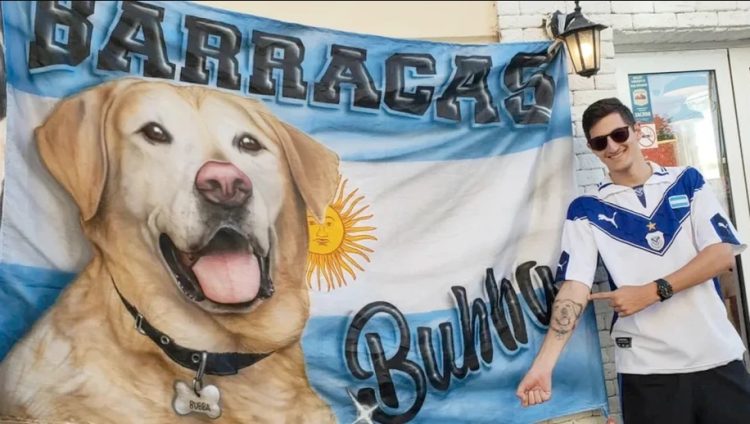 La historia del hincha que llevó la bandera argentina con su perro «Bubba» al Mundial de Qatar