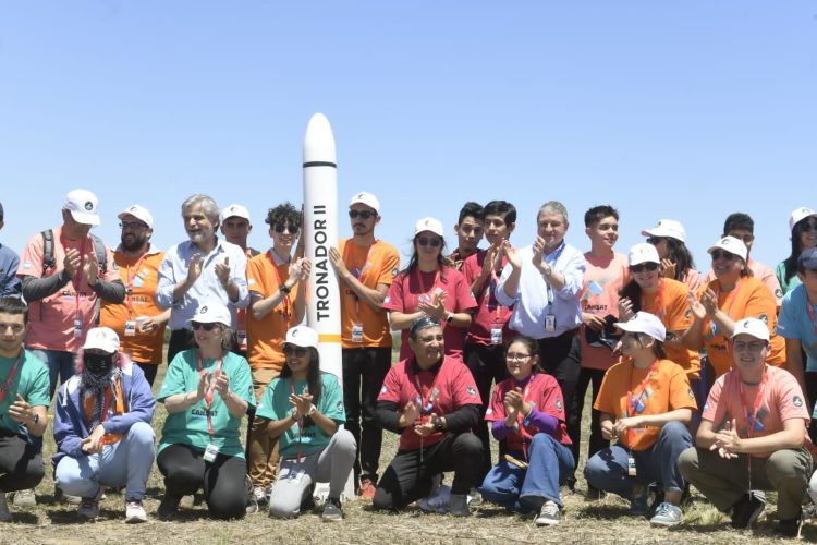 Un grupo de estudiantes formoseños, destacado como «el mejor equipo» en la validación de un picosatélite