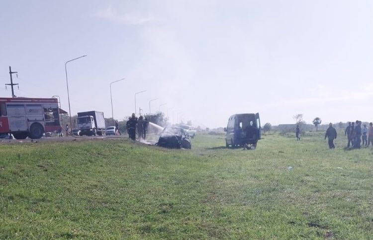 Se incendió un vehículo, el conductor sufrió heridas graves (video)