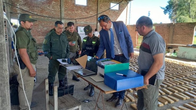 Decomisaron 990 kilos de marihuana en el Club de Dirección Provincial de Tierras Fiscales