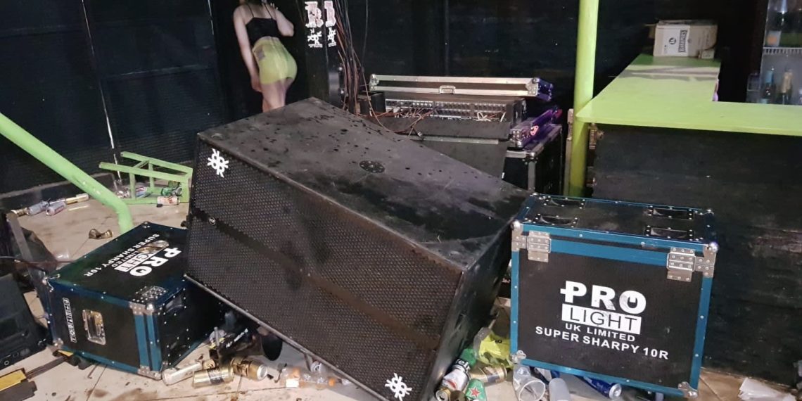 Rompieron equipos de sonido y destrozaron un auto en bailanta