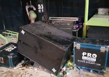 Rompieron equipos de sonido y destrozaron un auto en bailanta