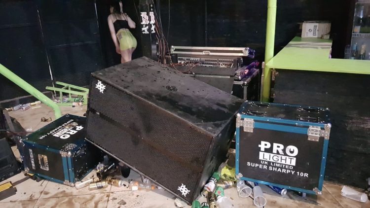 Rompieron equipos de sonido y destrozaron un auto en bailanta