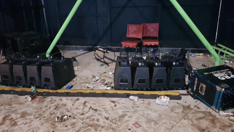 Rompieron equipos de sonido y destrozaron un auto en bailanta