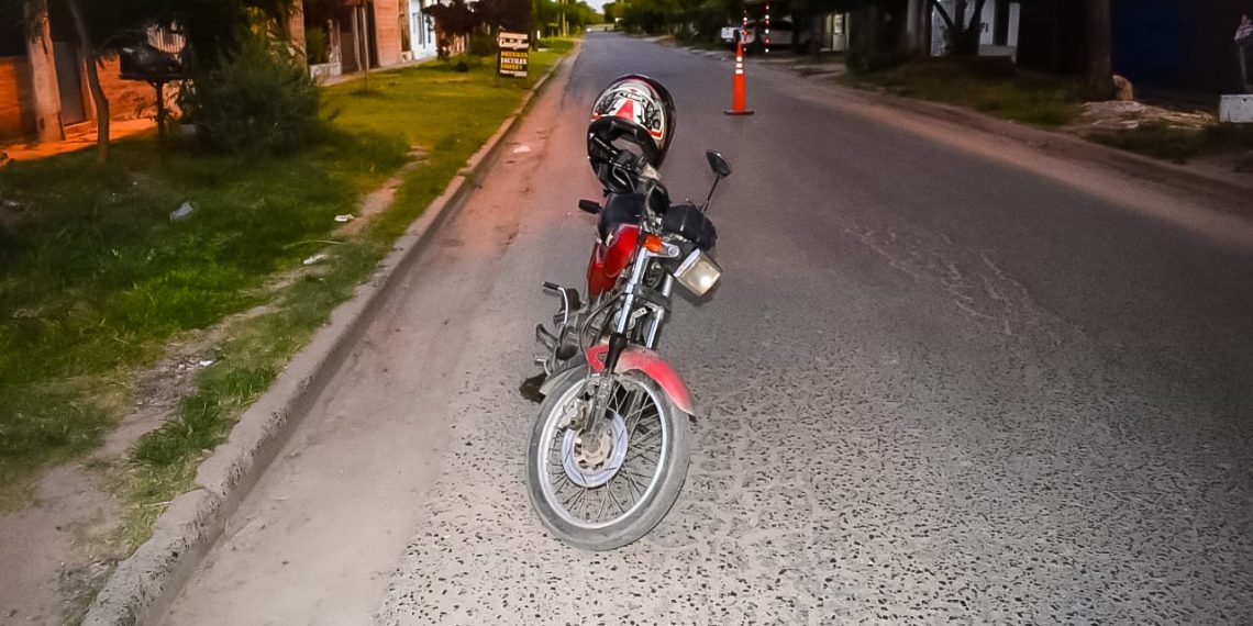 Un motociclista alcoholizado arremetió contra un control policial