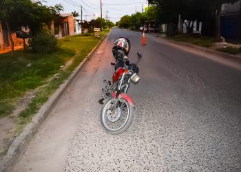 Un motociclista alcoholizado arremetió contra un control policial