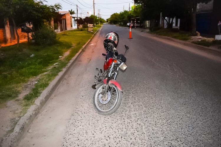 Un motociclista alcoholizado arremetió contra un control policial
