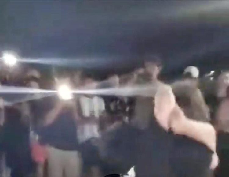 «Quién va a ganar», la pregunta en redes durante una pelea de adolescentes en la Costanera