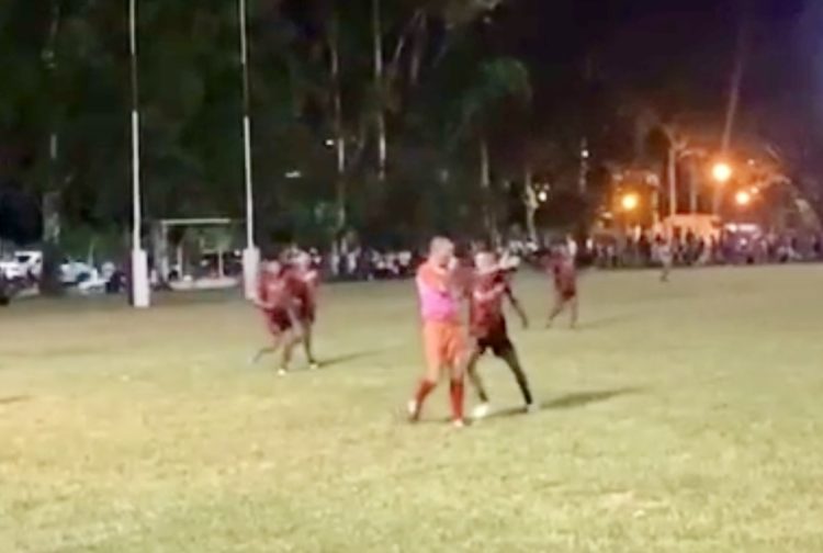 La agresión del jugador de rugby al árbitro (video)