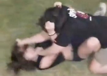 «Quién va a ganar», la pregunta en redes durante una pelea de adolescentes en la Costanera