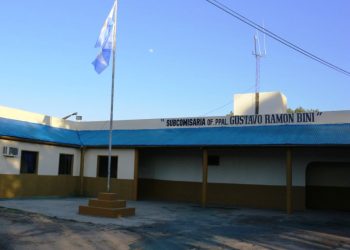 Motociclista agredió a un policía que intentó socorrerlo cuando cayó haciendo“Willy”