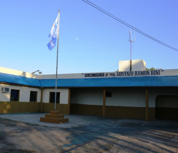 Motociclista agredió a un policía que intentó socorrerlo cuando cayó haciendo“Willy”