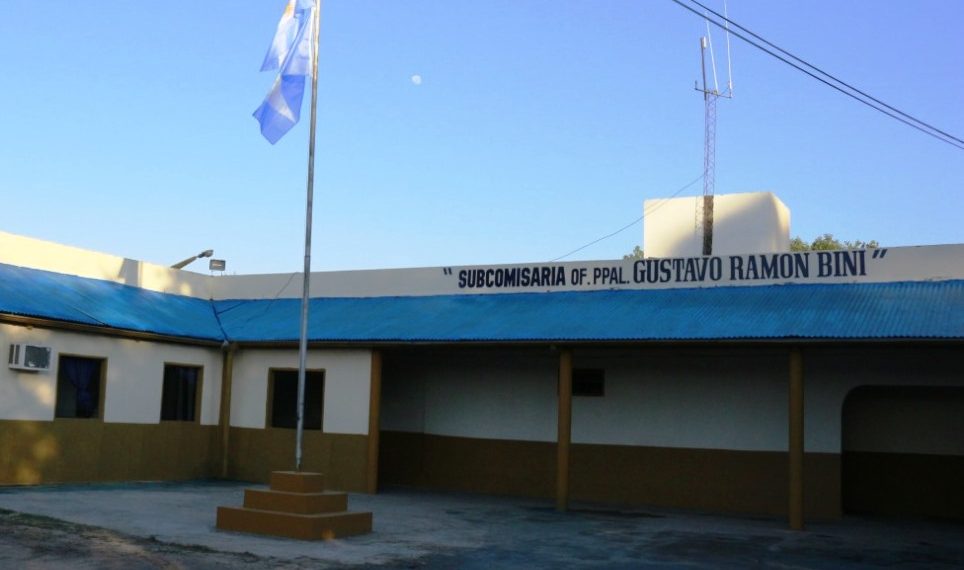 Motociclista agredió a un policía que intentó socorrerlo cuando cayó haciendo“Willy”