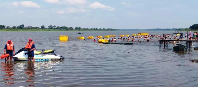 Policías y pescadores auxiliaron a tres personas que cayeron de un kayak a la laguna Herradura