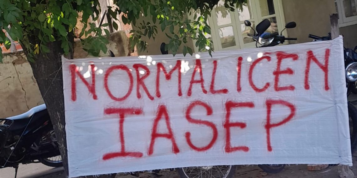 Mujeres radicales colocaron pasacalles en las inmediaciones de IASEP