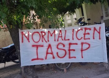 Mujeres radicales colocaron pasacalles en las inmediaciones de IASEP