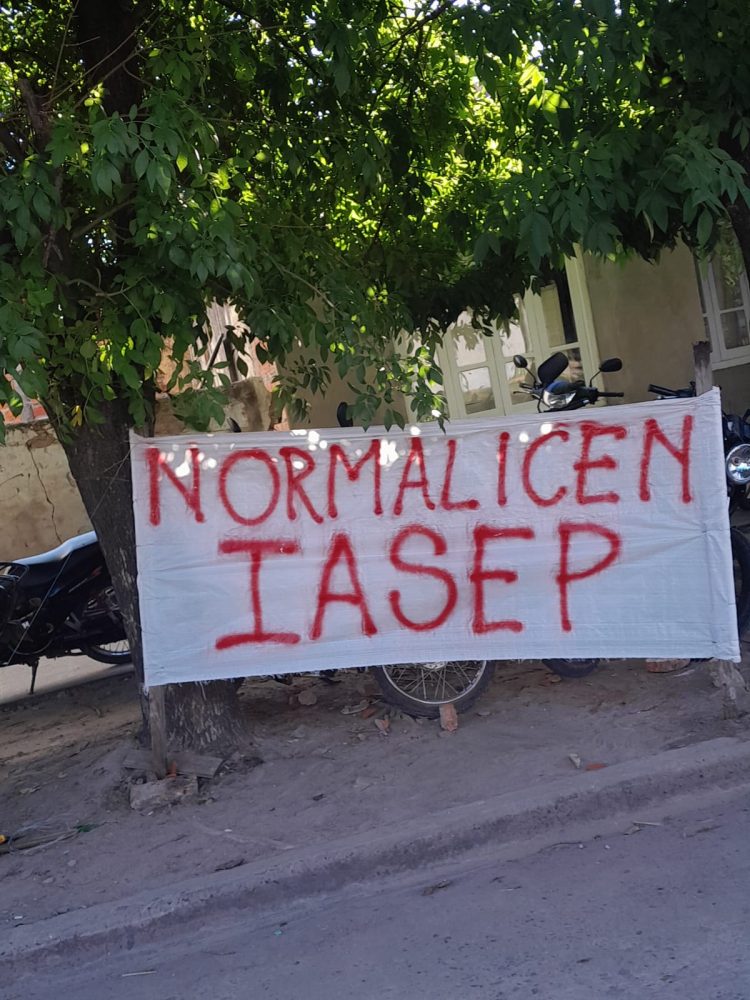 Mujeres radicales colocaron pasacalles en las inmediaciones de IASEP