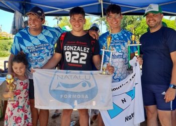 Lo atacaron las pirañas, pero igual ganó la competencia de natación
