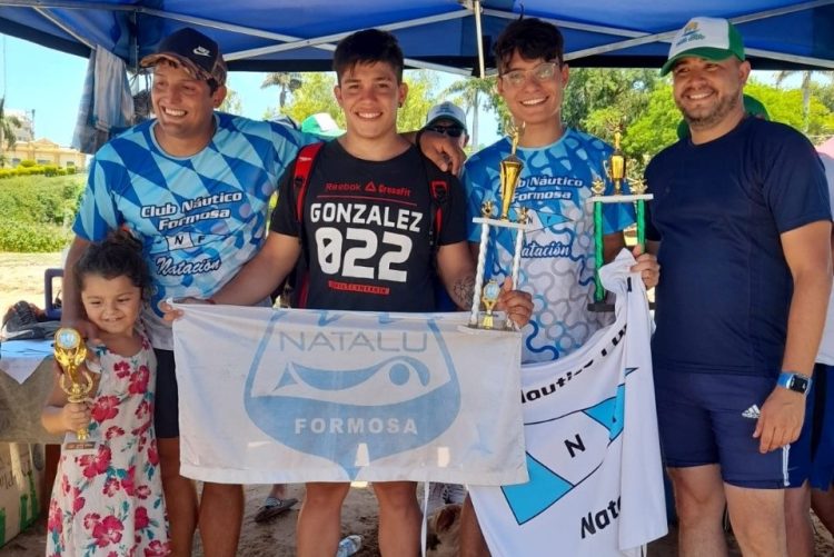 Lo atacaron las pirañas, pero igual ganó la competencia de natación