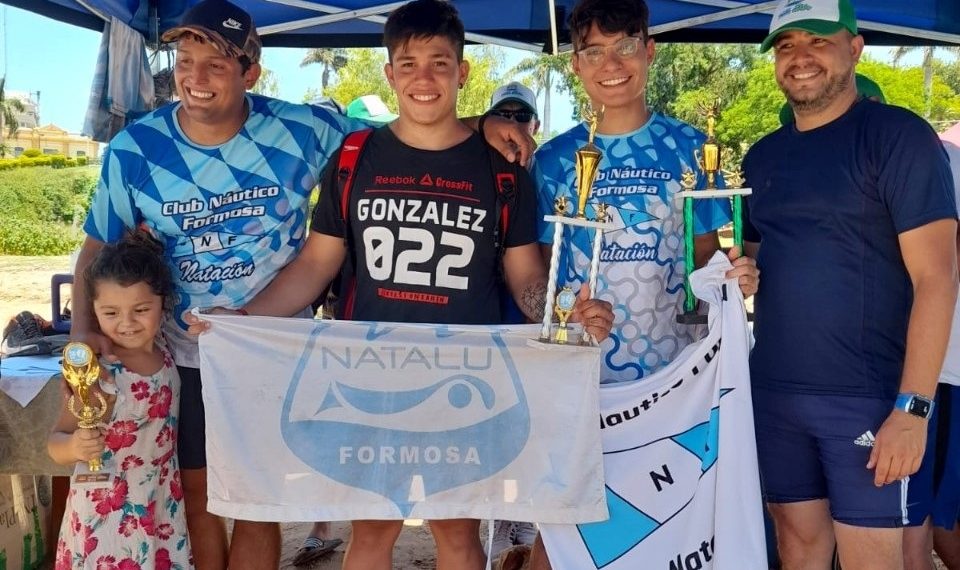 Lo atacaron las pirañas, pero igual ganó la competencia de natación