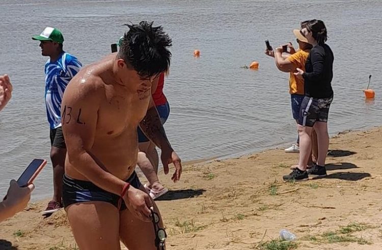 Lo atacaron las pirañas, pero igual ganó la competencia de natación