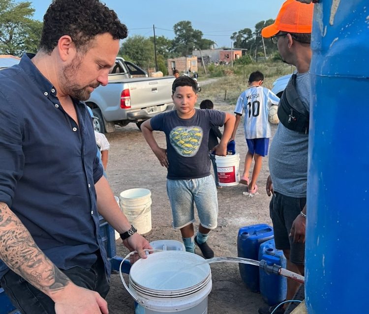 El concejal Marcelo Ocampo asistió con agua a varios barrios capitalino