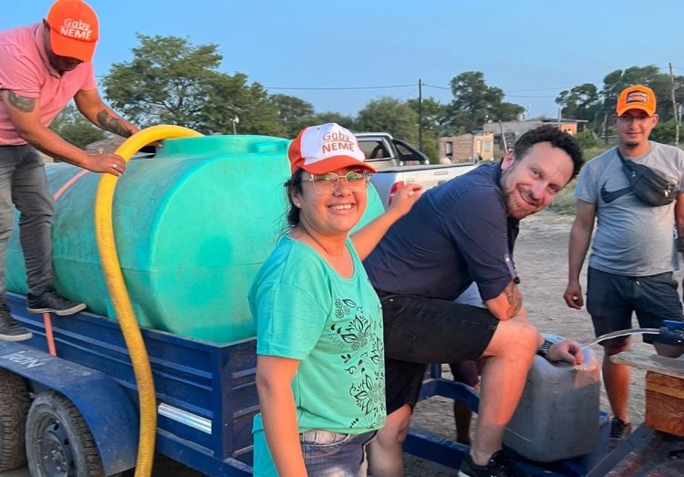 El concejal Marcelo Ocampo asistió con agua a varios barrios capitalino