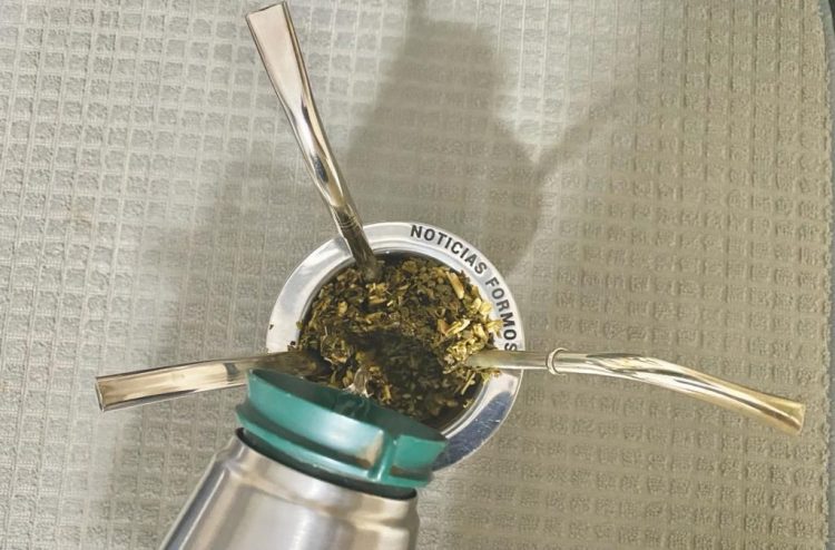 Por la suba de casos covid recomiendan «no compartir las bombillas del mate»