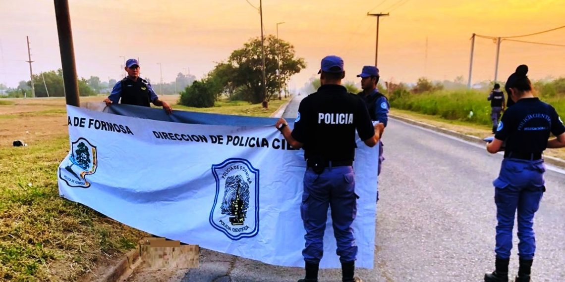 Una motociclista de 28 años chocó columna de alumbrado público y falleció