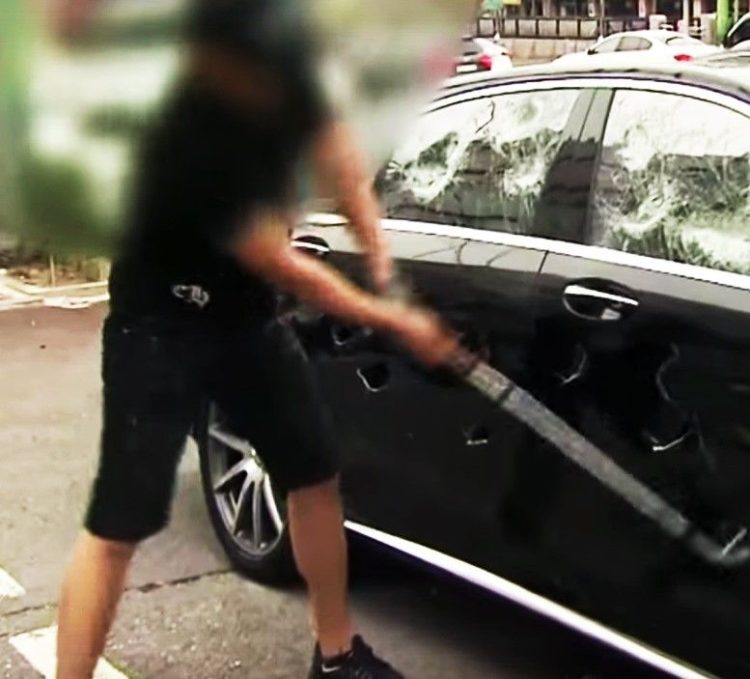 Fiestas violentas: un hombre atacó, al menos, a tres jóvenes «con un palo»