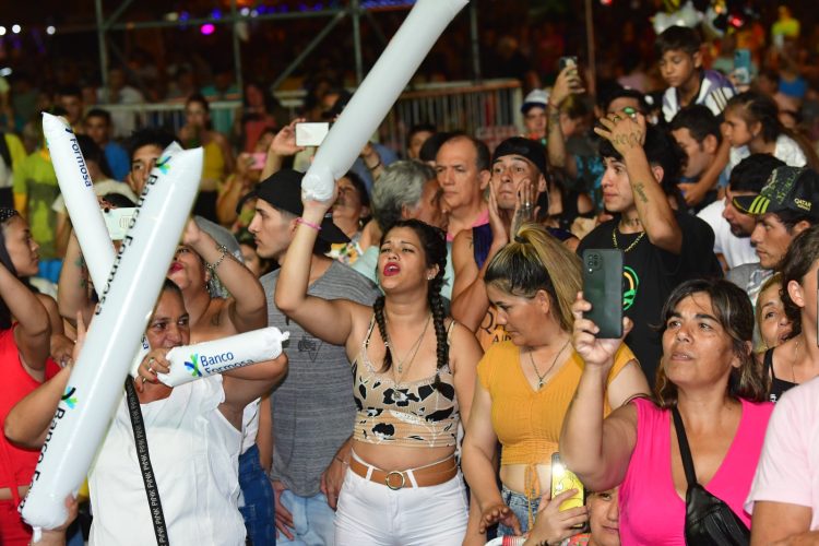 El festival de la Fiesta Nacional de la Corvina de Río cierra con la actuación de Ángela Leiva