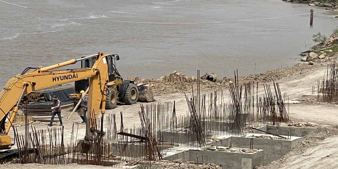 Continúan las obras del muro de protección de la Costanera «gracias a la bajante del río»