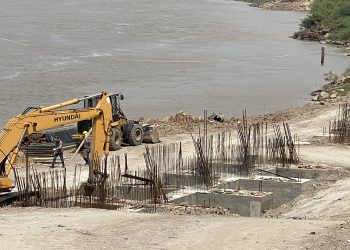 Continúan las obras del muro de protección de la Costanera «gracias a la bajante del río»