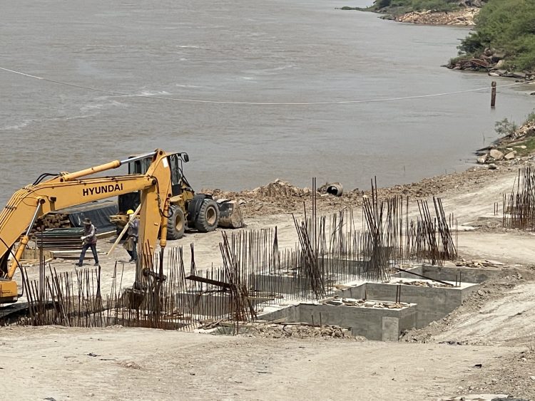 Continúan las obras del muro de protección de la Costanera «gracias a la bajante del río»