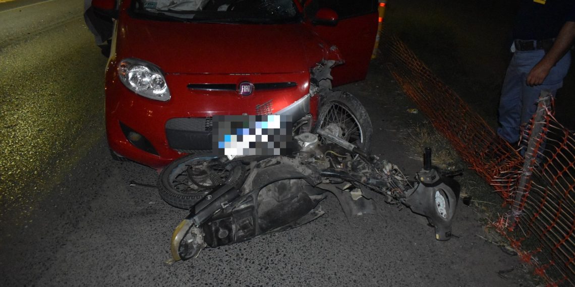 Ruta 11: un motociclista chocó con un auto y murió