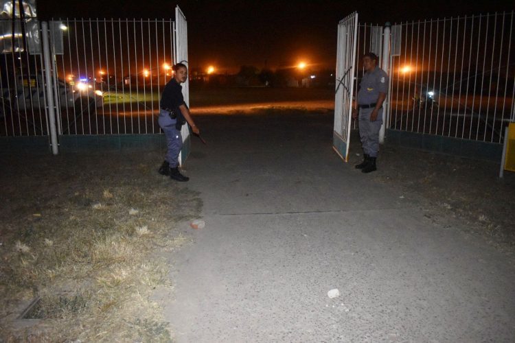 Desobedeció una orden judicial, lo agredieron a machetazos y la policía lo detuvo