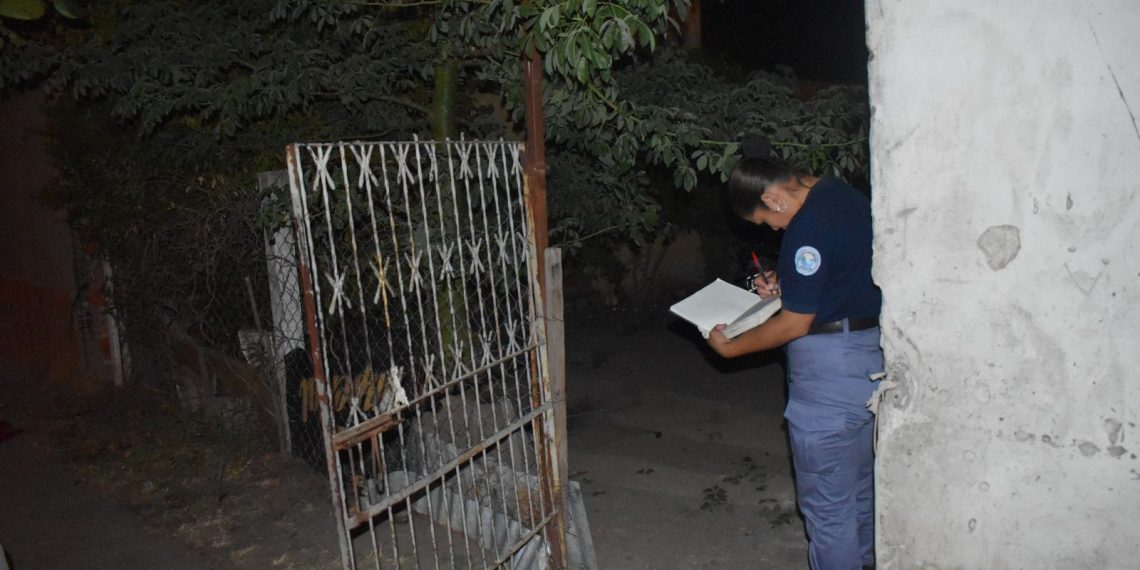 Desobedeció una orden judicial, lo agredieron a machetazos y la policía lo detuvo