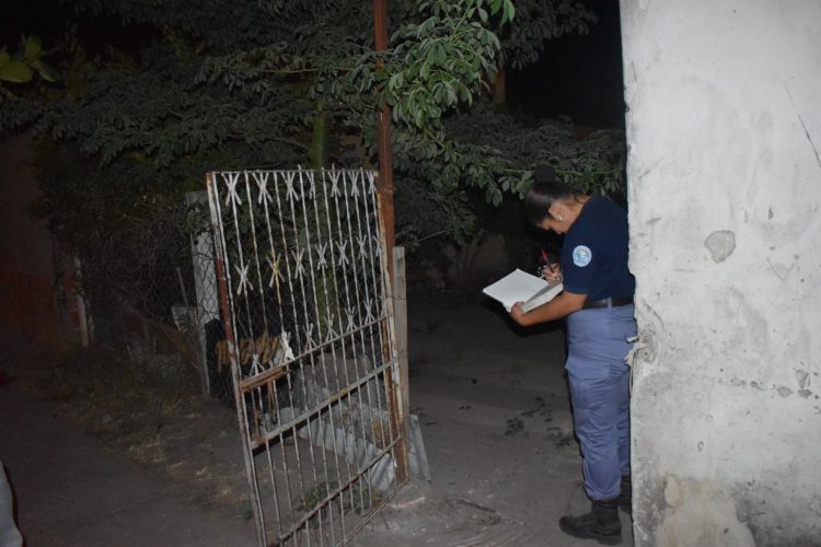 Desobedeció una orden judicial, lo agredieron a machetazos y la policía lo detuvo