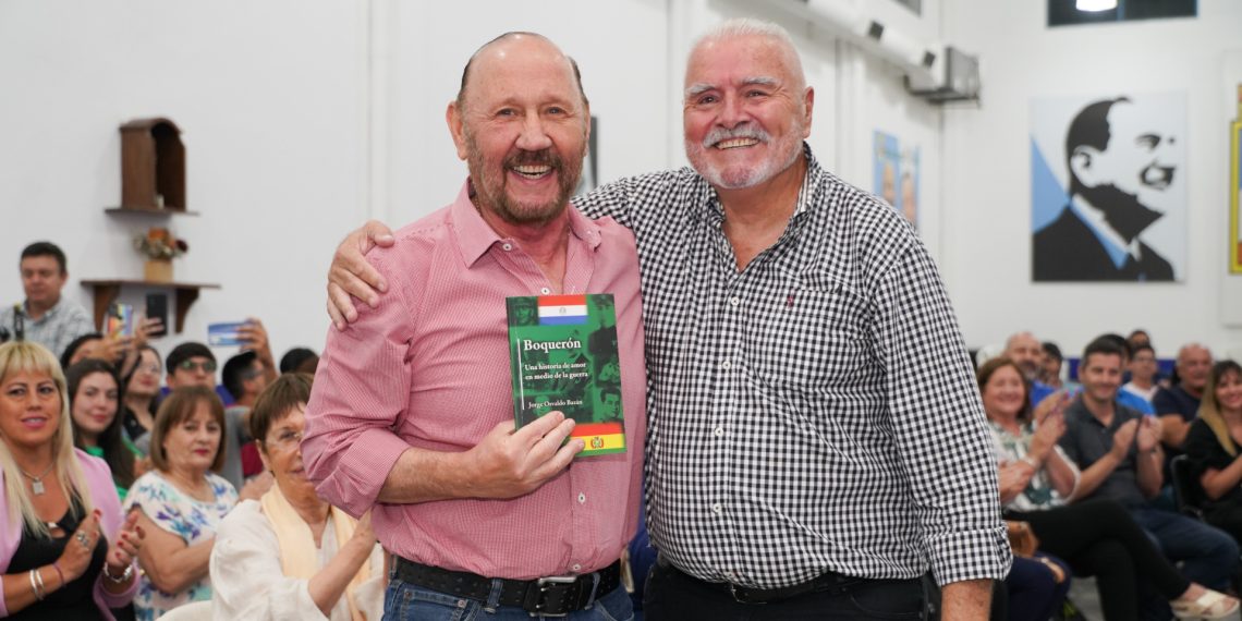 Insfrán acompañó la presentación de un libro del ex concejal Bazán