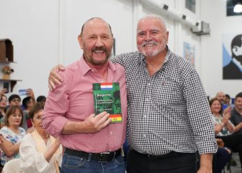 Insfrán acompañó la presentación de un libro del ex concejal Bazán