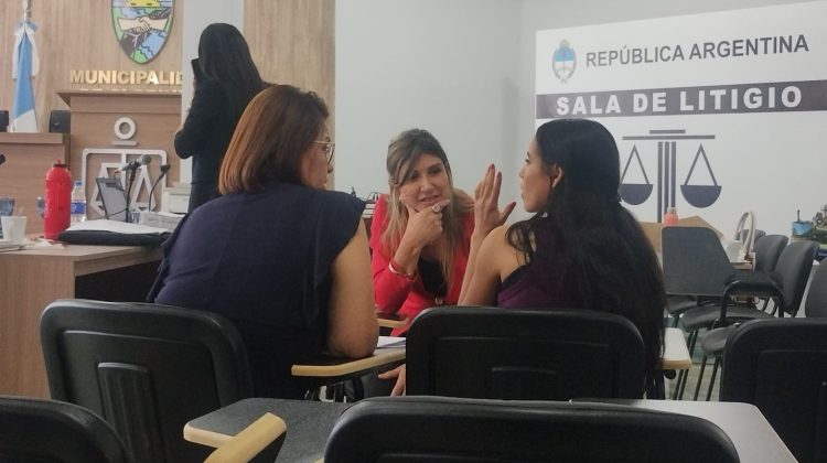 Con la ayuda de una intérprete, jueza pudo explicar a una sordomuda víctima de abuso el proceso judicial