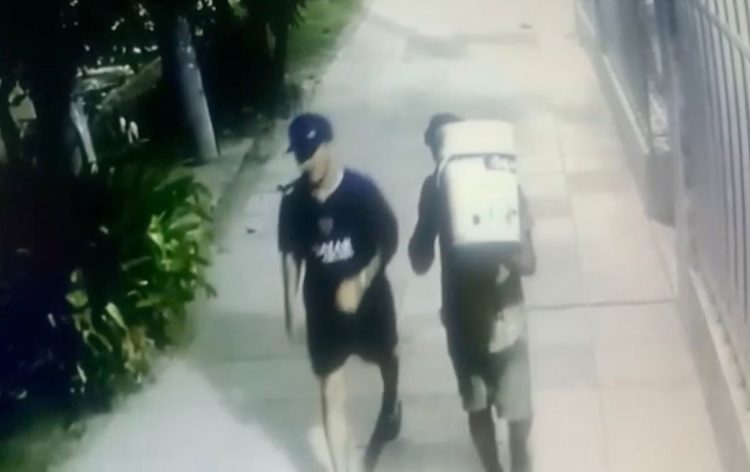 Robó un balde con agua!!! (video)