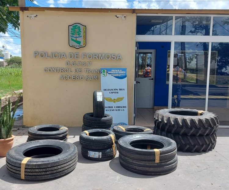 Camión de una municipalidad transportaba cubiertas de contrabando, quedó detenido el chofer